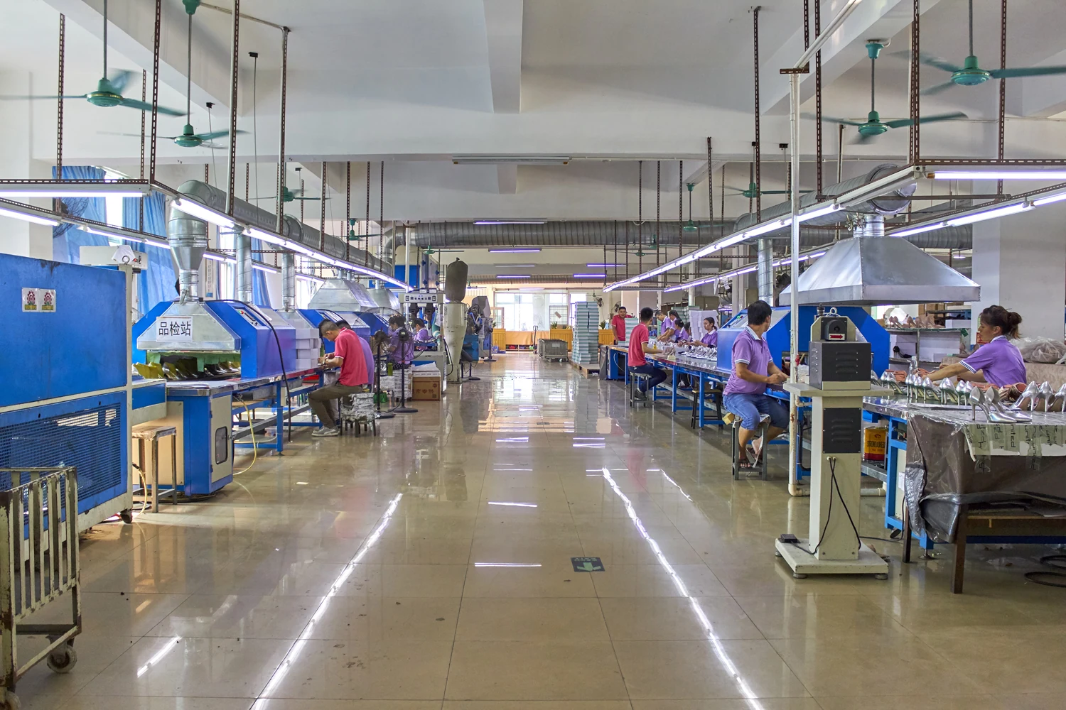 Focused OEM footwear manufacturing floor for controlled production